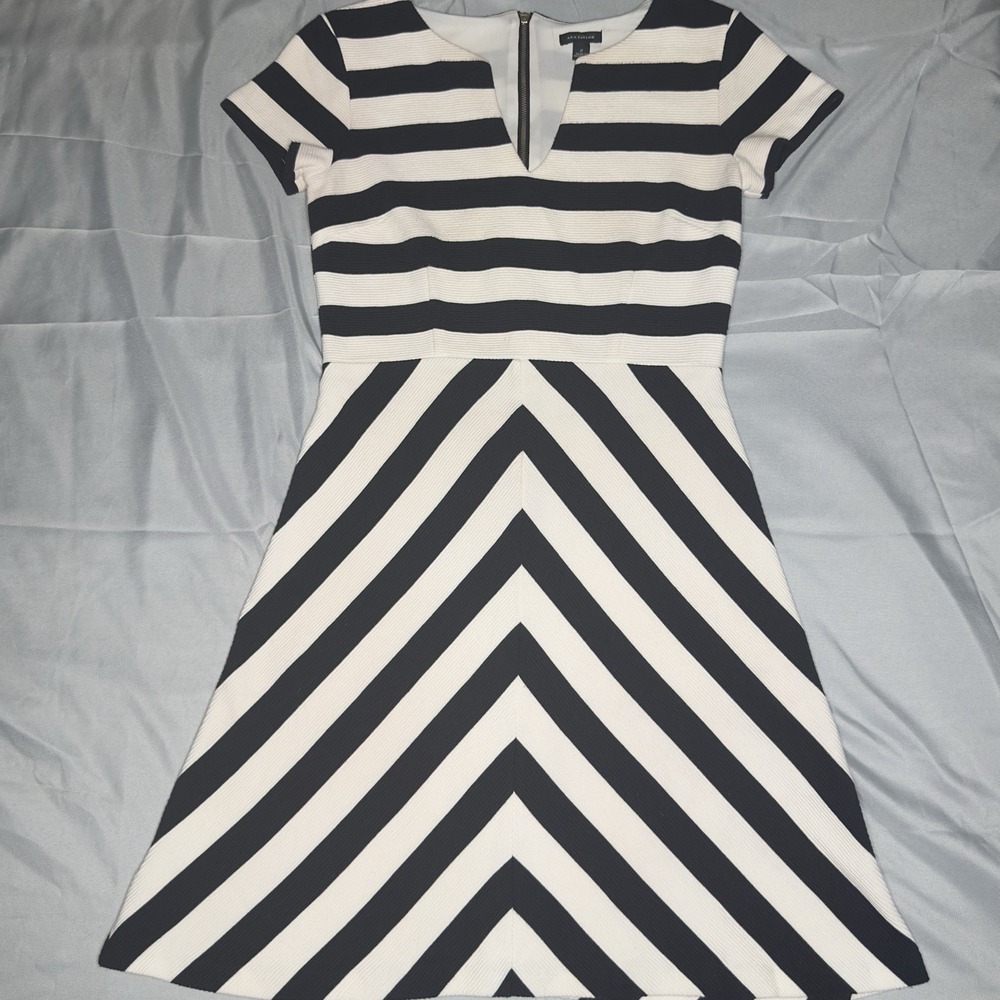 Ann Taylor‎ A Line Dress Size 2 Black White Striped Split Neckline Cap Sleeved
